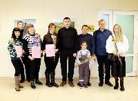 Юрий Матузов вручил свидетельства о праве на получение социальных выплат на приобретение (строительство) жилья шести семьям района 