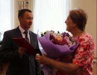 Глава района Юрий Матузов поздравил с юбилеем Наталью Субочеву 